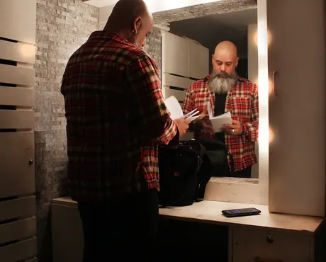 Dorian Ortiz repasando notas antes de salir a escena