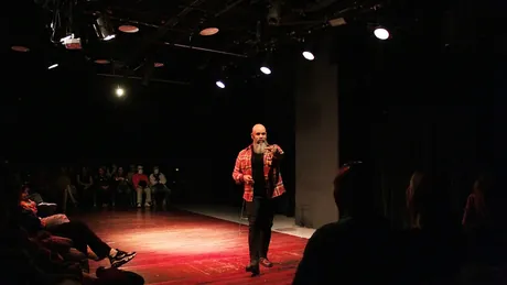 Dorian Ortiz hablando directamente a la audiencia